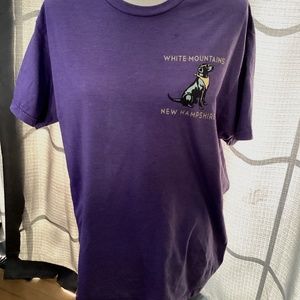The Duck Company white mountains NH t shirt. Size Large. Purple.like new.